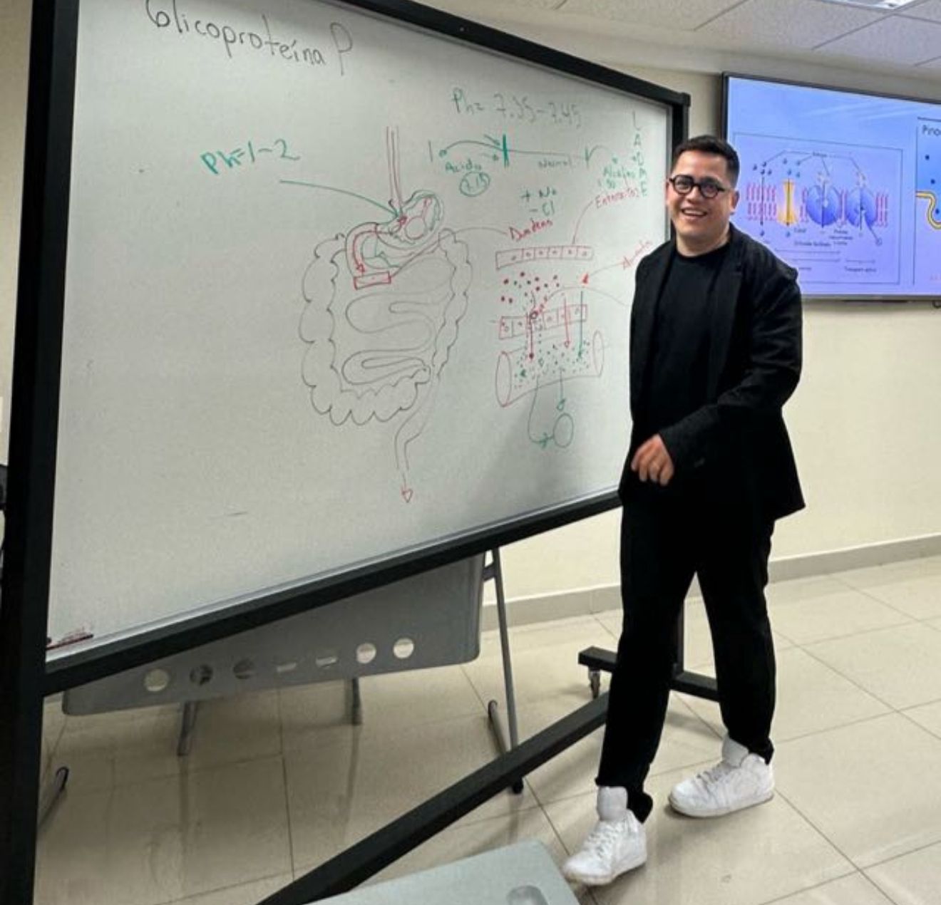 Dani el Dr. dando clase